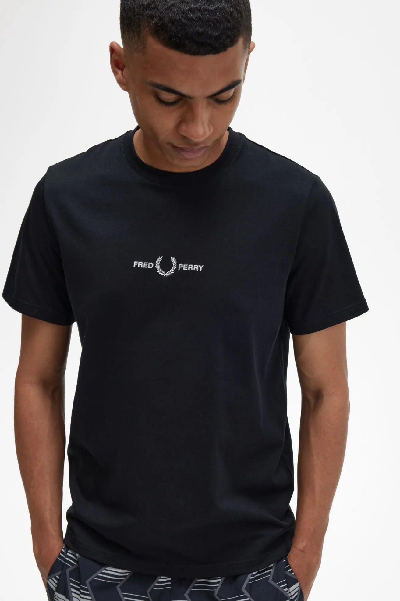 Fred Perry Camiseta Hombre Logo Bordado Negra Who killed Bambi?
