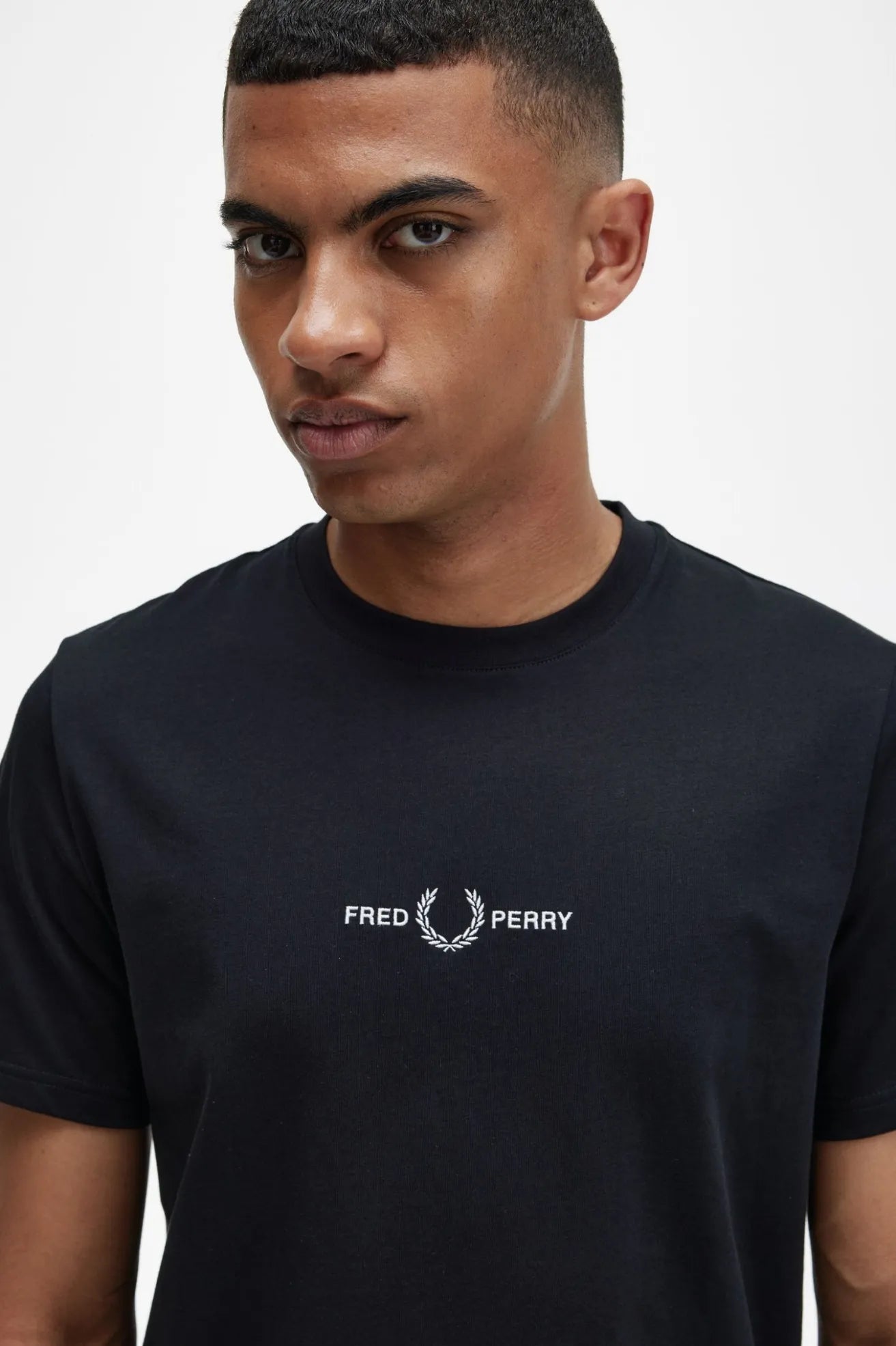 Fred Perry Camiseta Hombre Logo Bordado Negra Who killed Bambi?