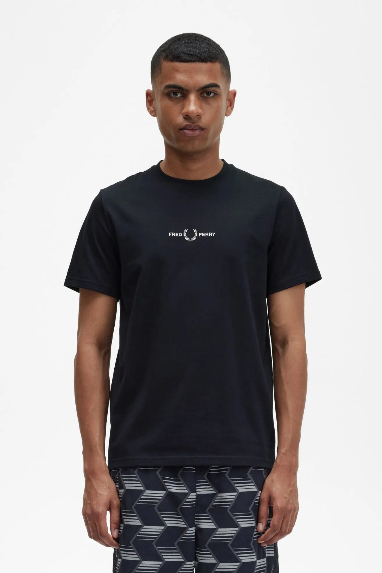 Fred Perry Camiseta Hombre Logo Bordado Negra Who killed Bambi?