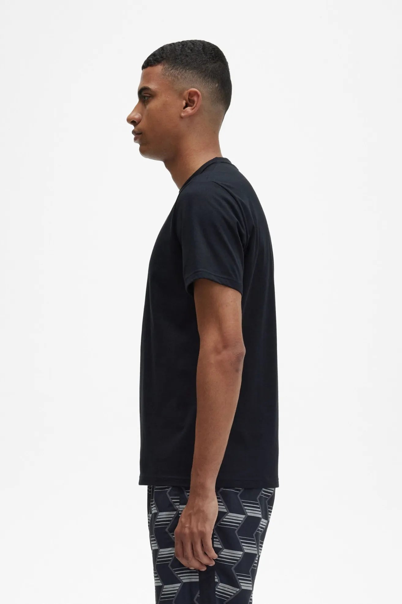 Fred Perry Camiseta Hombre Logo Bordado Negra Who killed Bambi?