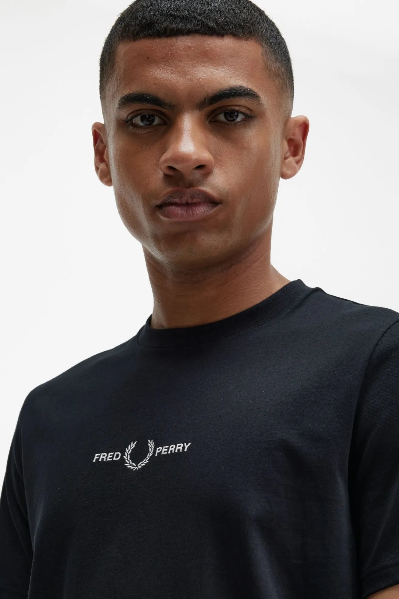 Fred Perry Camiseta Hombre Logo Bordado Negra Who killed Bambi?