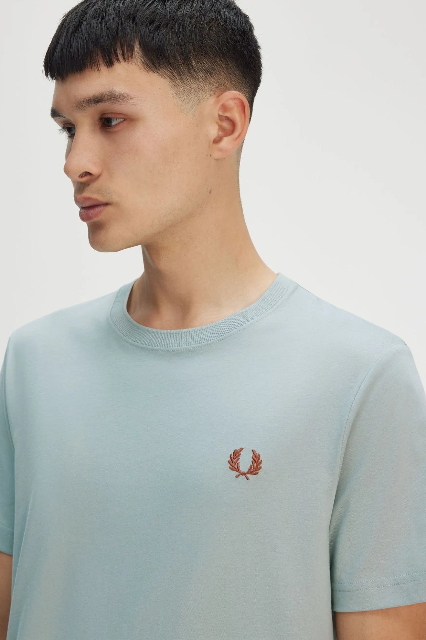 Fred Perry Camiseta Hombre M1600 Azul Claro Who killed Bambi?