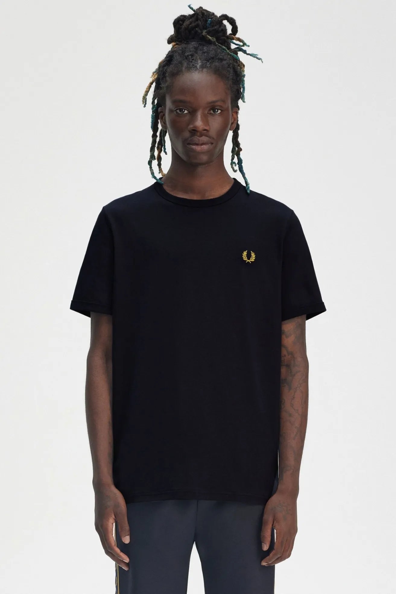 Fred Perry Camiseta Hombre M3519 Azul Logo Dorado Who killed Bambi?