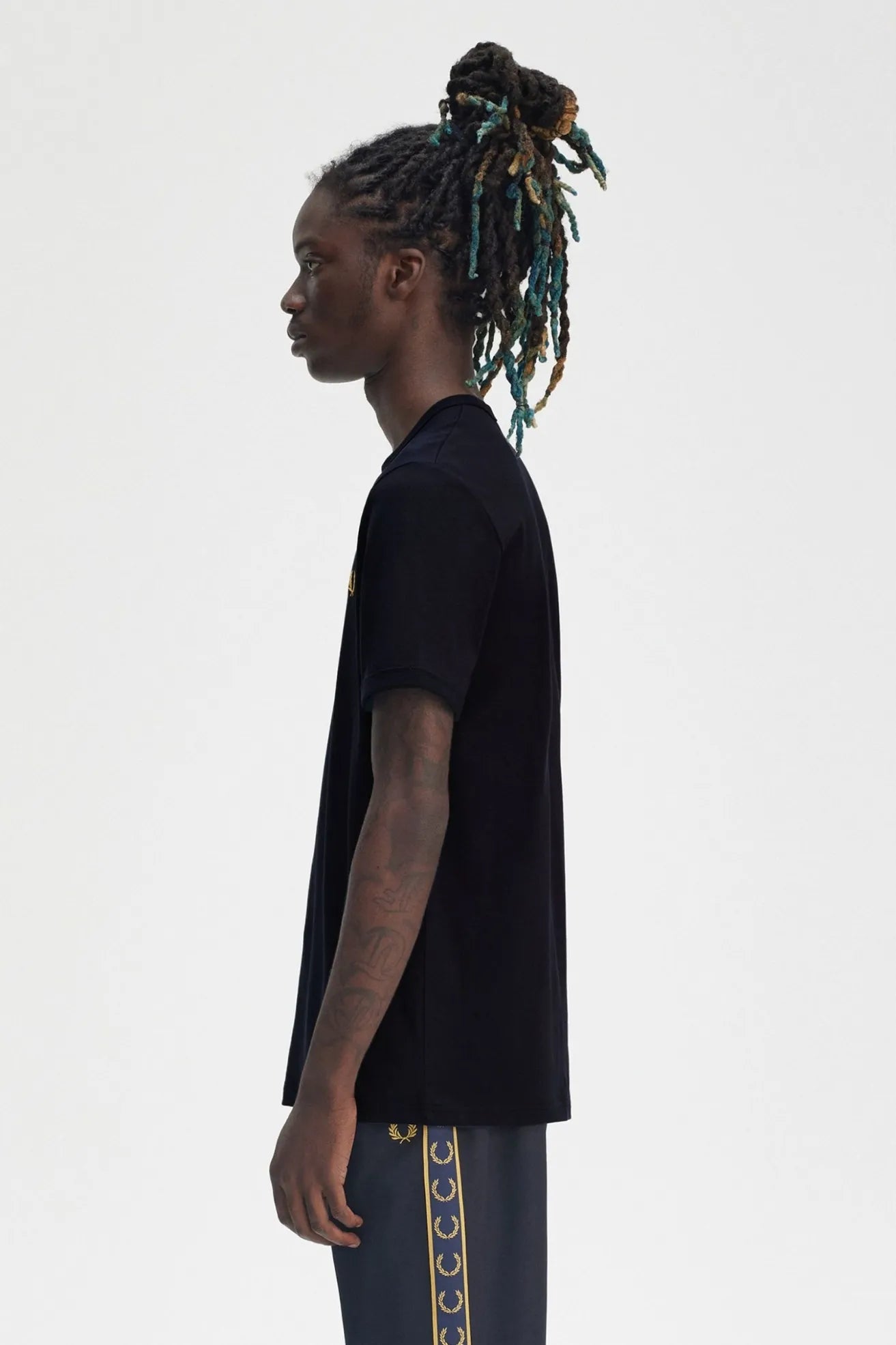 Fred Perry Camiseta Hombre M3519 Azul Logo Dorado Who killed Bambi?