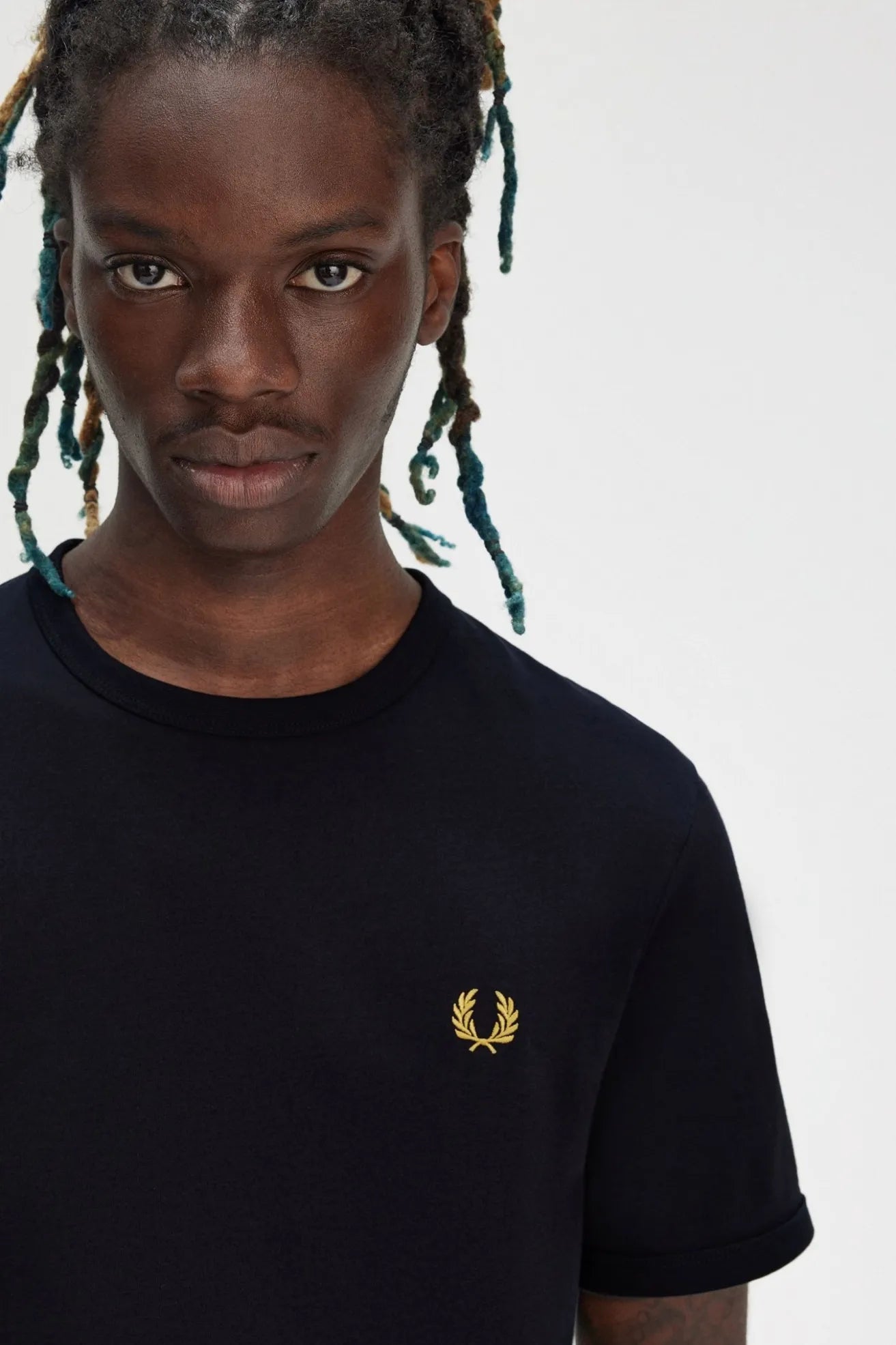 Fred Perry Camiseta Hombre M3519 Azul Logo Dorado Who killed Bambi?