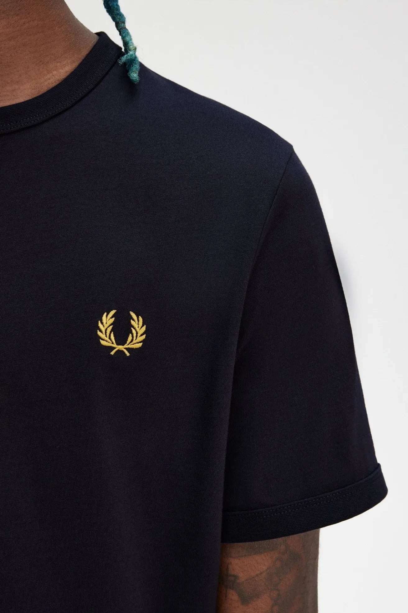 Fred Perry Camiseta Hombre M3519 Azul Logo Dorado Who killed Bambi?