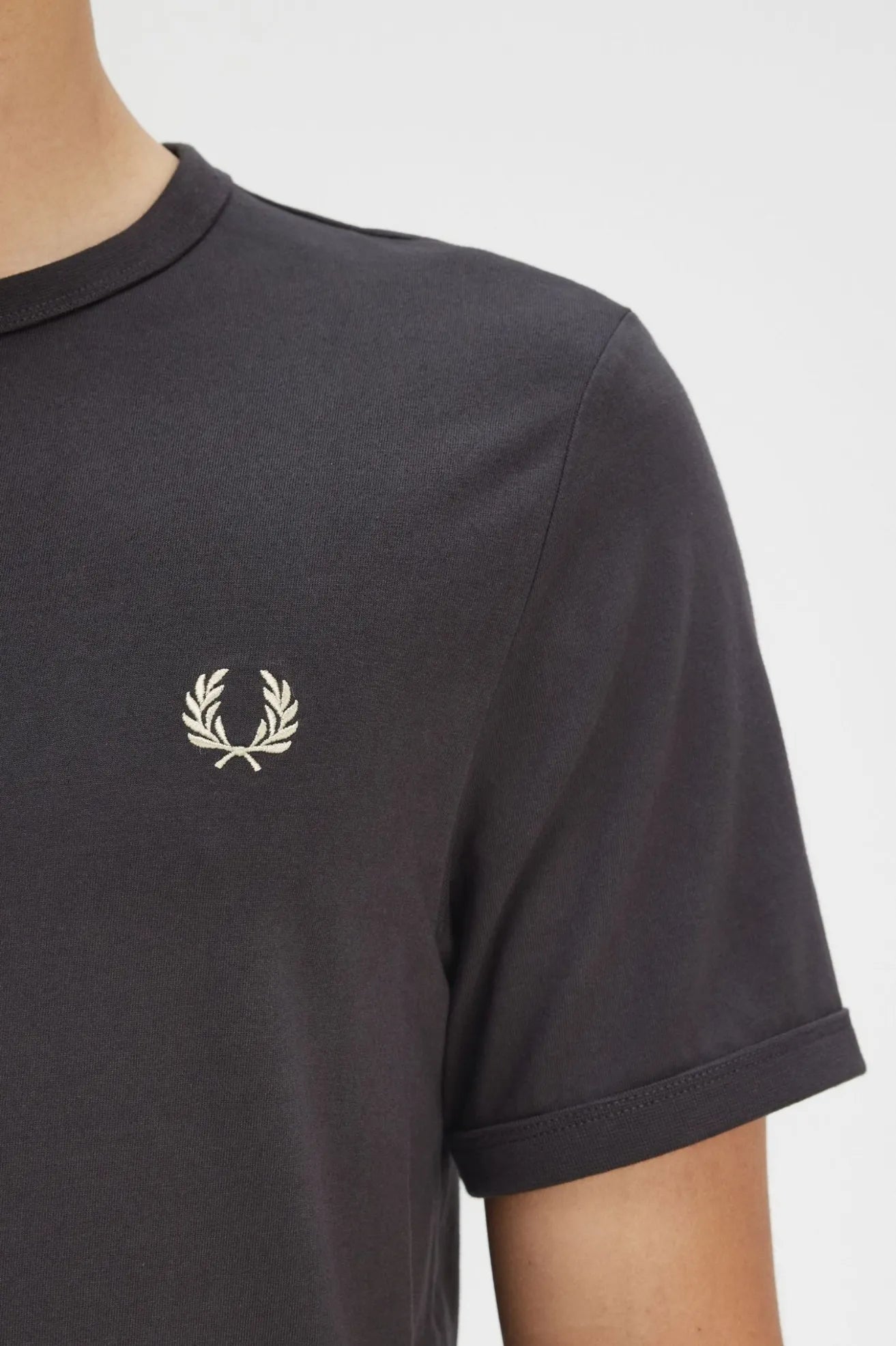 Fred Perry Camiseta Hombre M3519 Gris Oscuro Who killed Bambi?