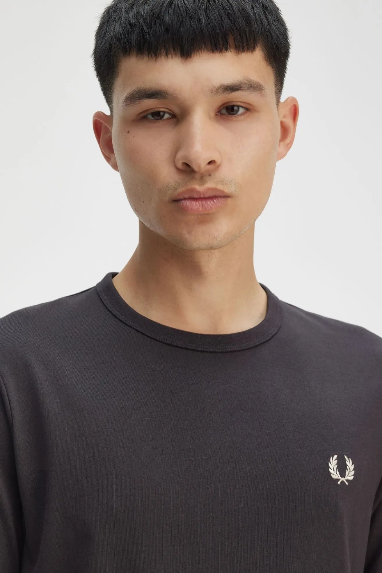 Fred Perry Camiseta Hombre M3519 Gris Oscuro Who killed Bambi?