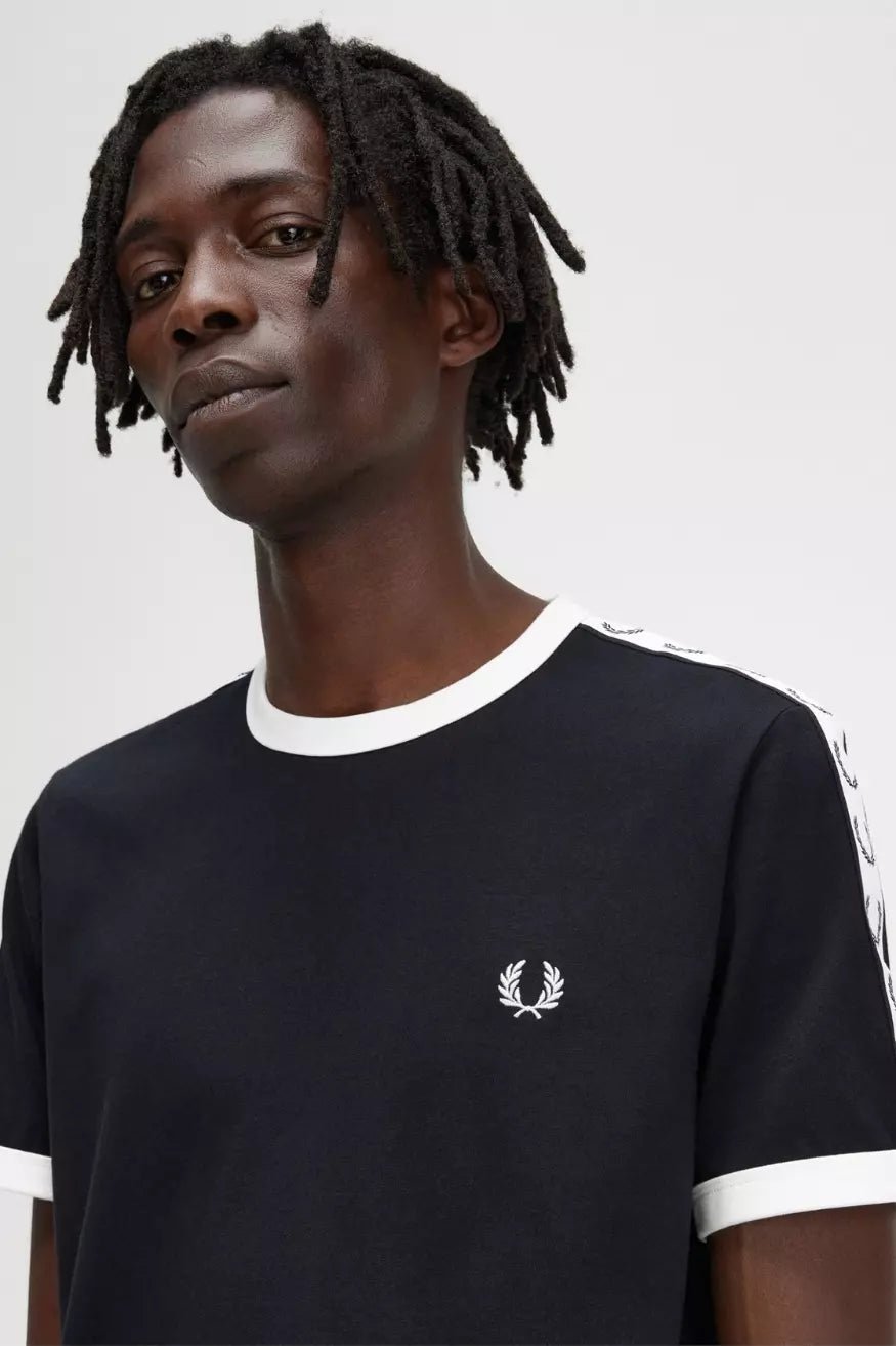 Fred Perry Camiseta Hombre M4620 Cinta Negra Who killed Bambi?