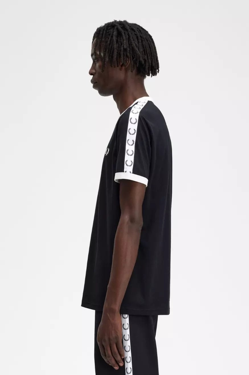 Fred Perry Camiseta Hombre M4620 Cinta Negra Who killed Bambi?