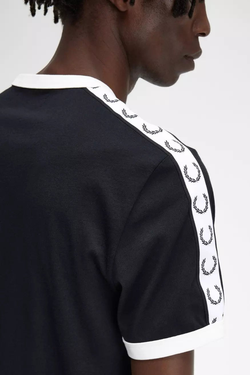Fred Perry Camiseta Hombre M4620 Cinta Negra Who killed Bambi?