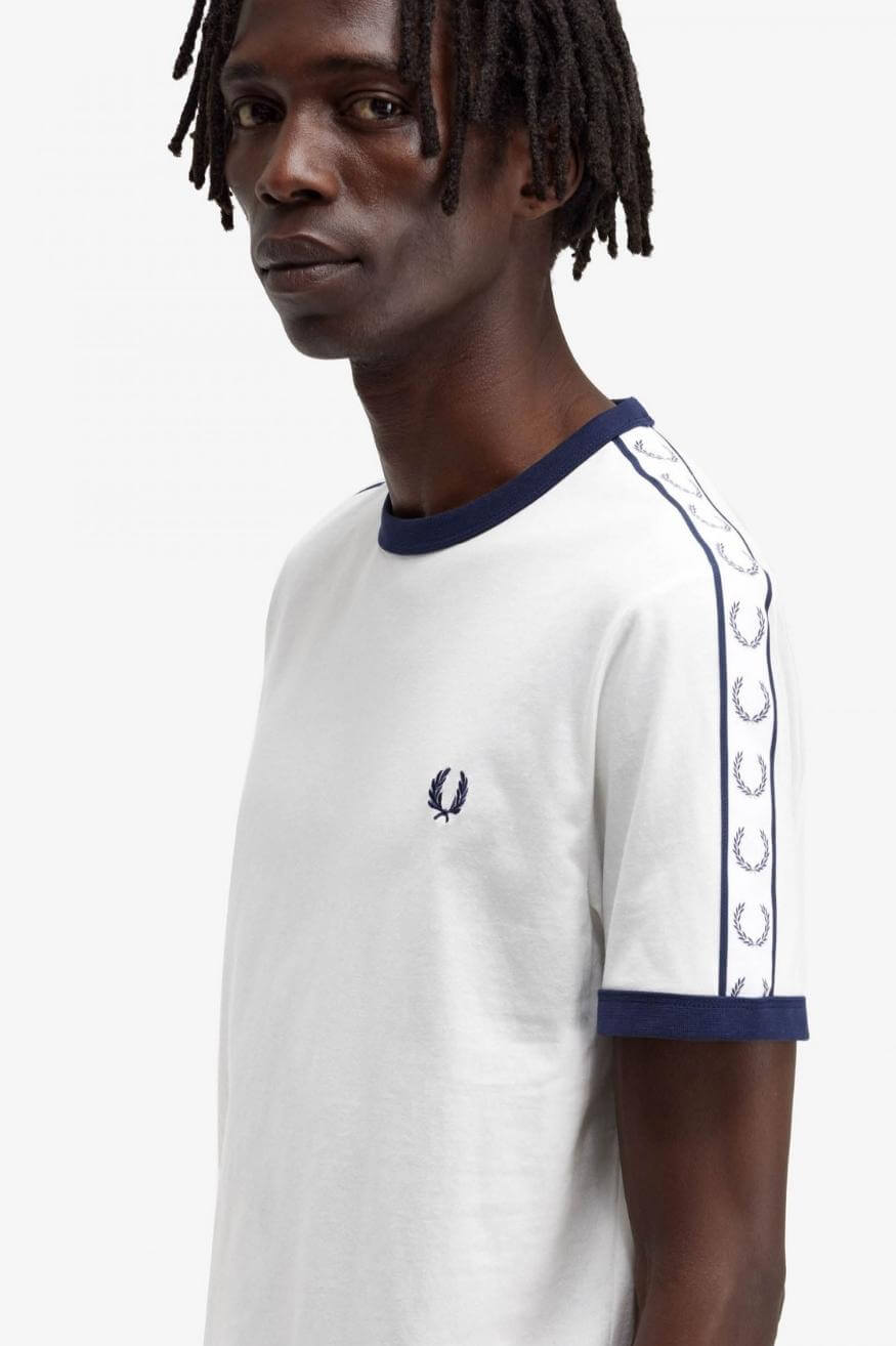 Fred Perry Camiseta Hombre Ringer Blanca Who killed Bambi?