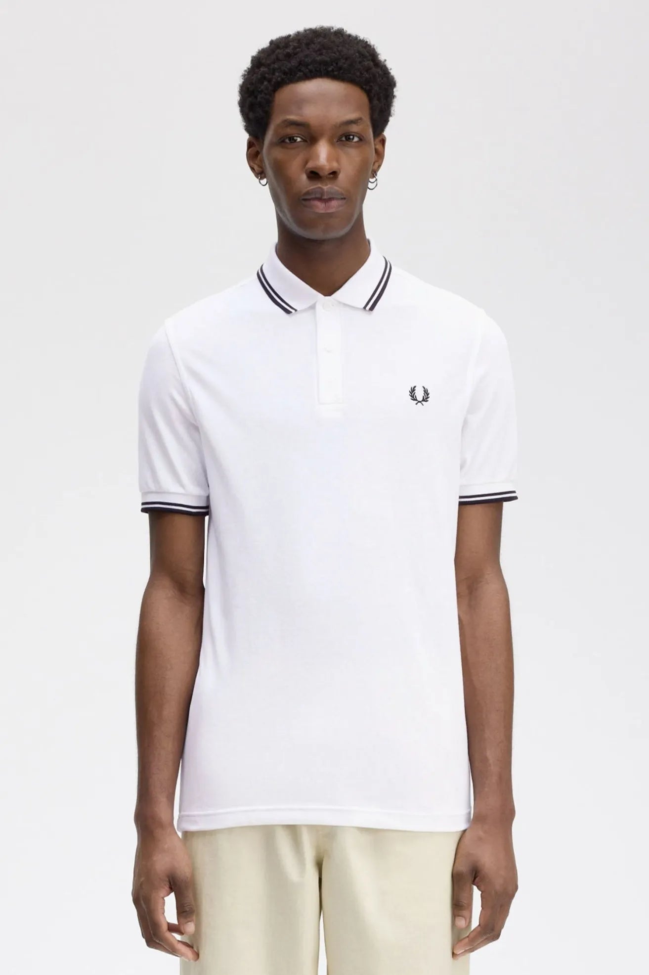 Fred Perry Polo Hombre M3600 Blanco Ribetes Negros Who killed Bambi?