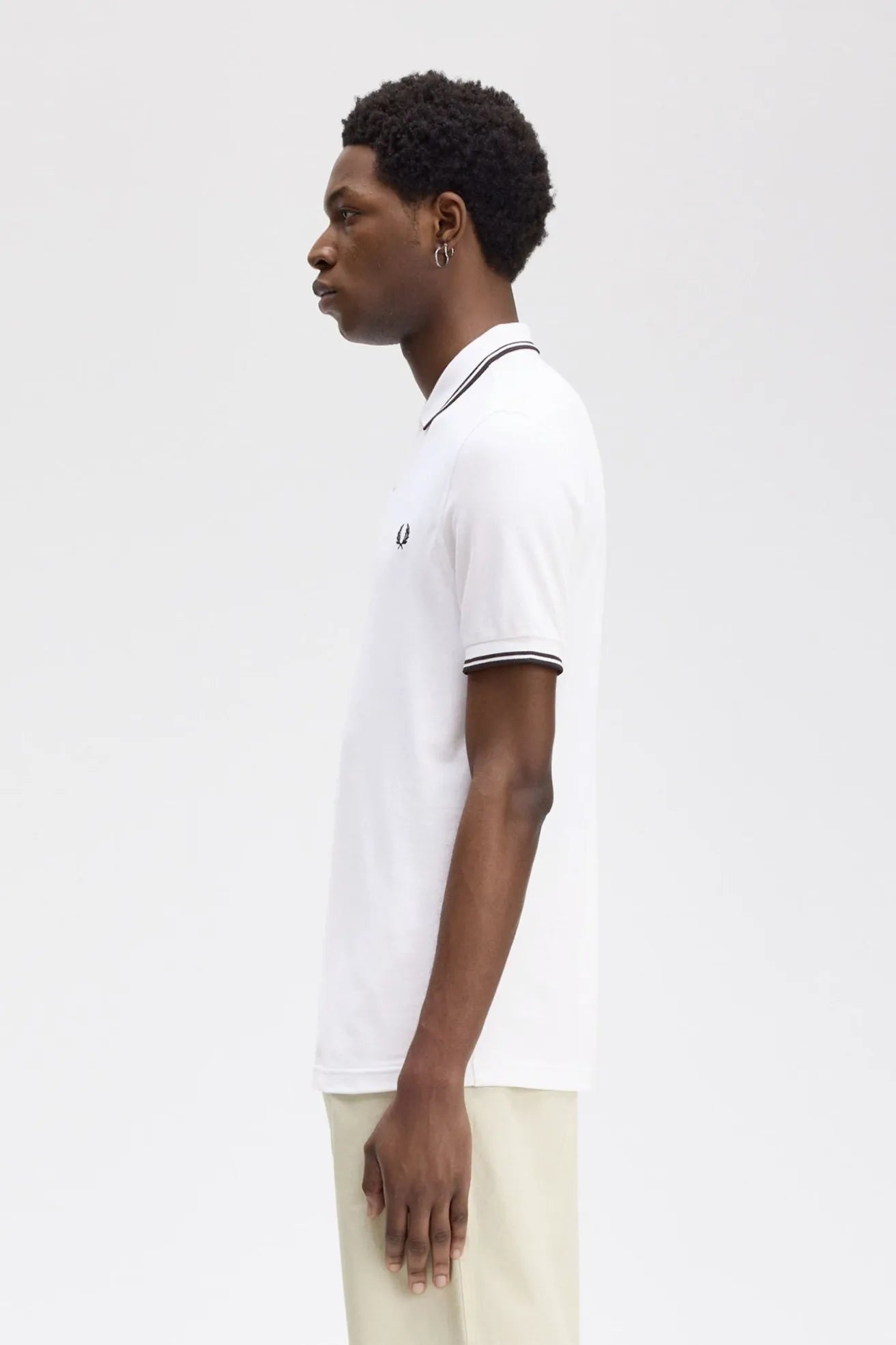 Fred Perry Polo Hombre M3600 Blanco Ribetes Negros Who killed Bambi?