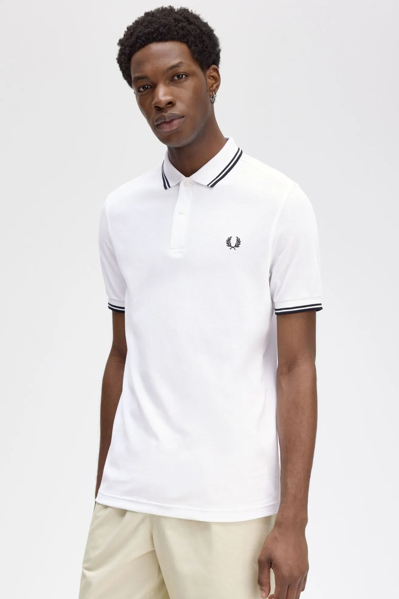 Fred Perry Polo Hombre M3600 Blanco Ribetes Negros Who killed Bambi?