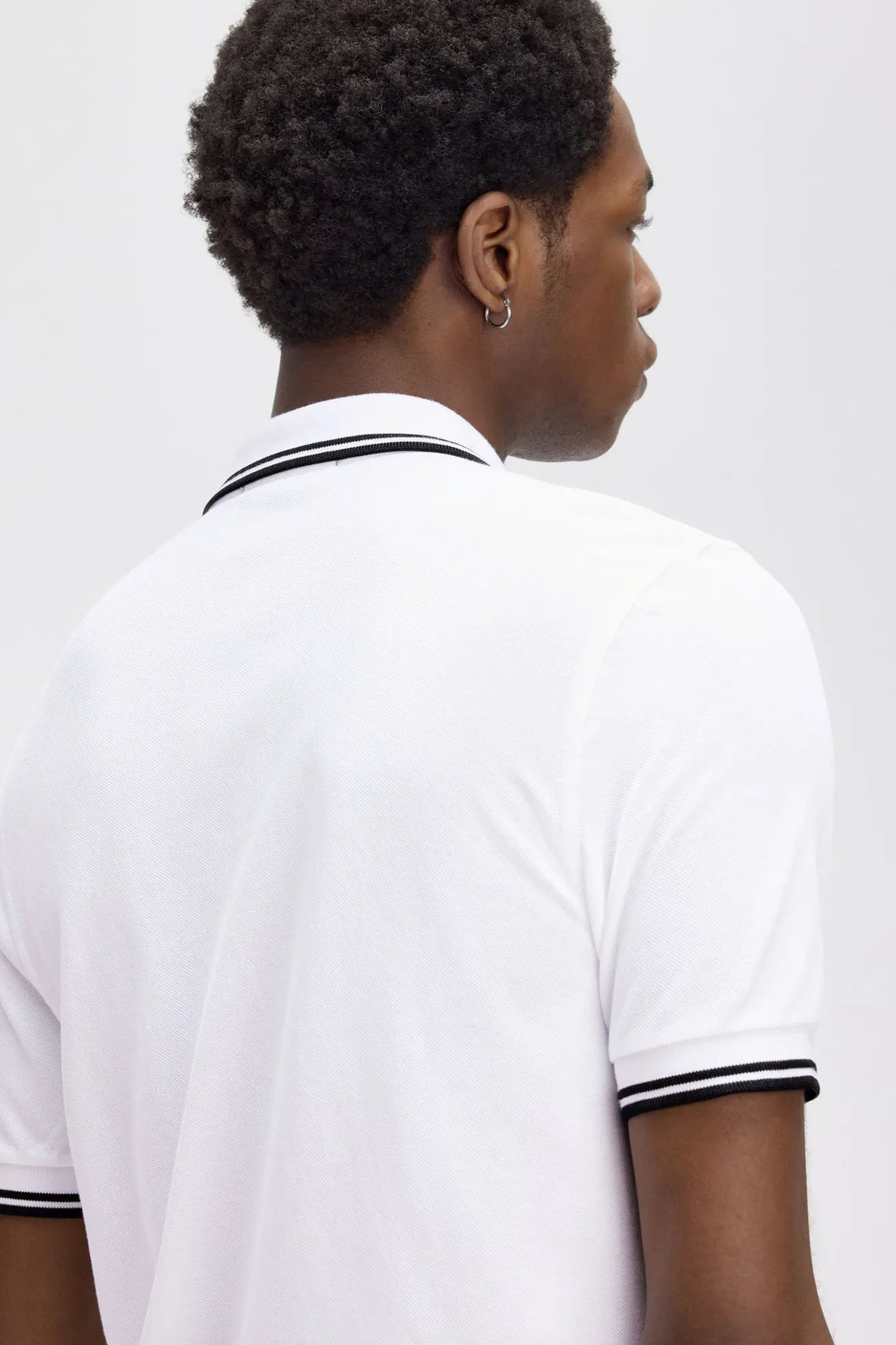 Fred Perry Polo Hombre M3600 Blanco Ribetes Negros Who killed Bambi?