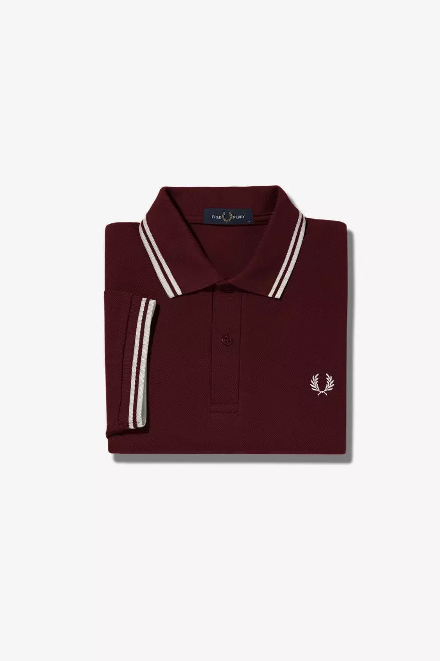 Fred Perry Polo M3600 Hombre Granate / Blanco Who killed Bambi?