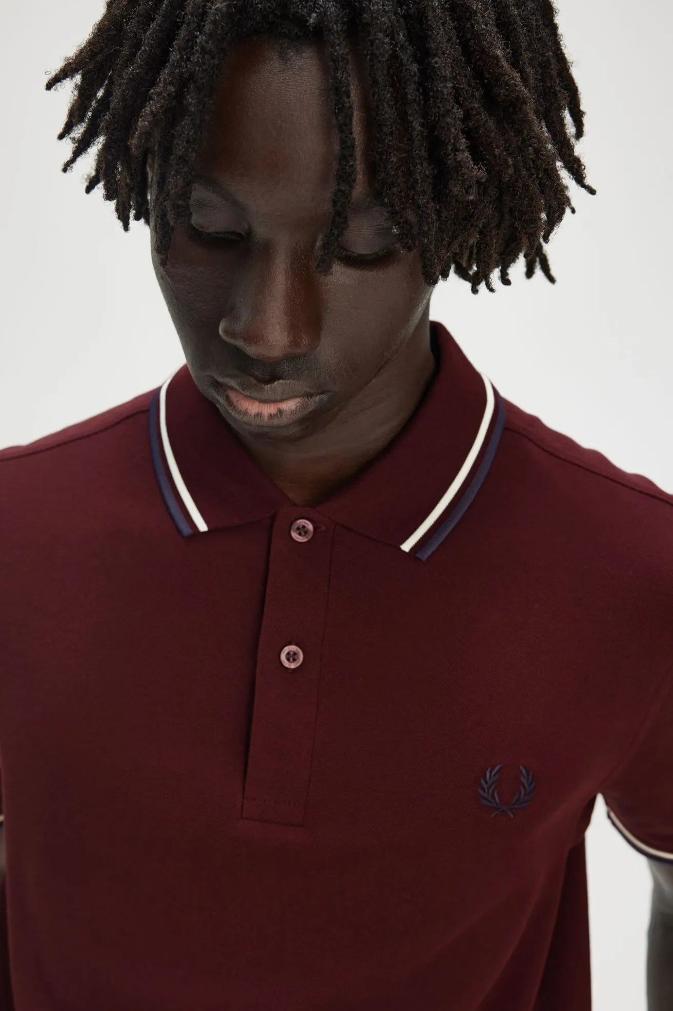 Fred Perry Polo M3600 Hombre Granate Y40 Who killed Bambi?