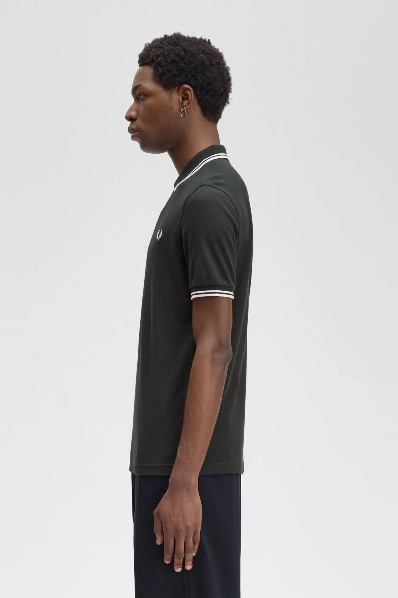 Fred Perry Polo M3600 Hombre T50 Verde Ribetes Blancos Who killed Bambi?
