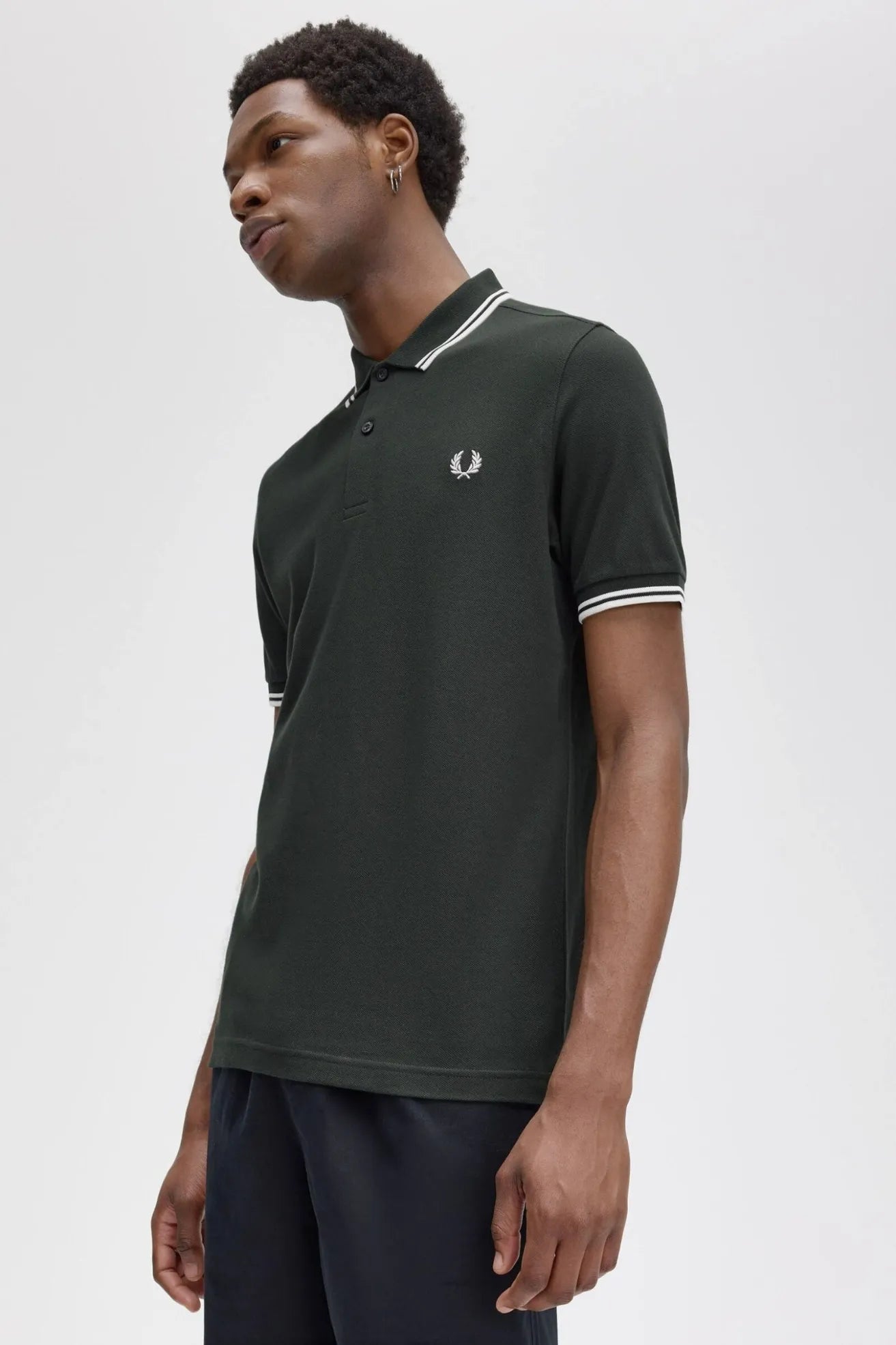 Fred Perry Polo M3600 Hombre T50 Verde Ribetes Blancos Who killed Bambi?