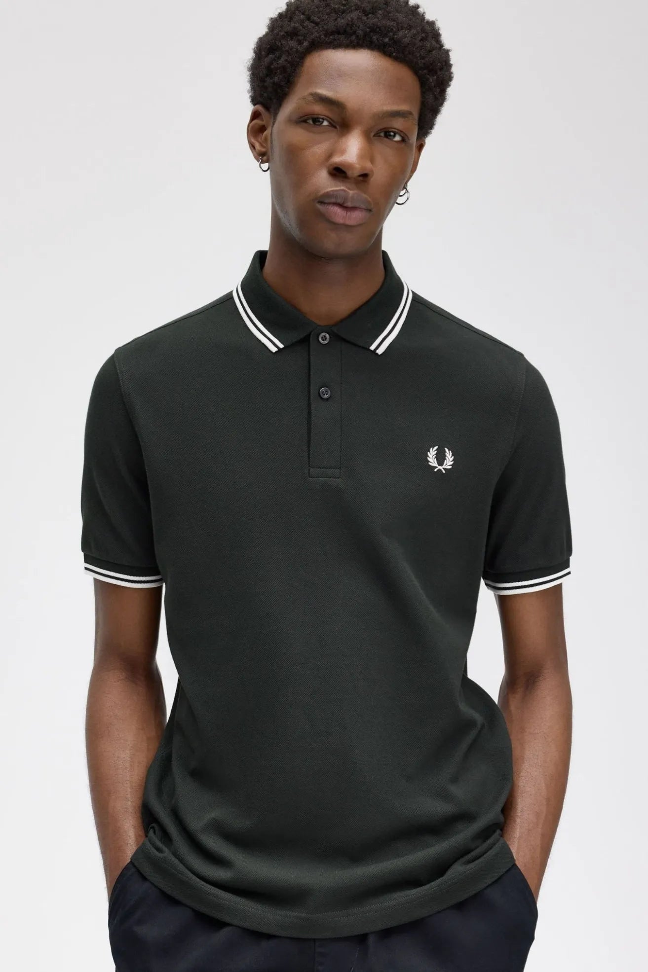 Fred Perry Polo M3600 Hombre T50 Verde Ribetes Blancos Who killed Bambi?