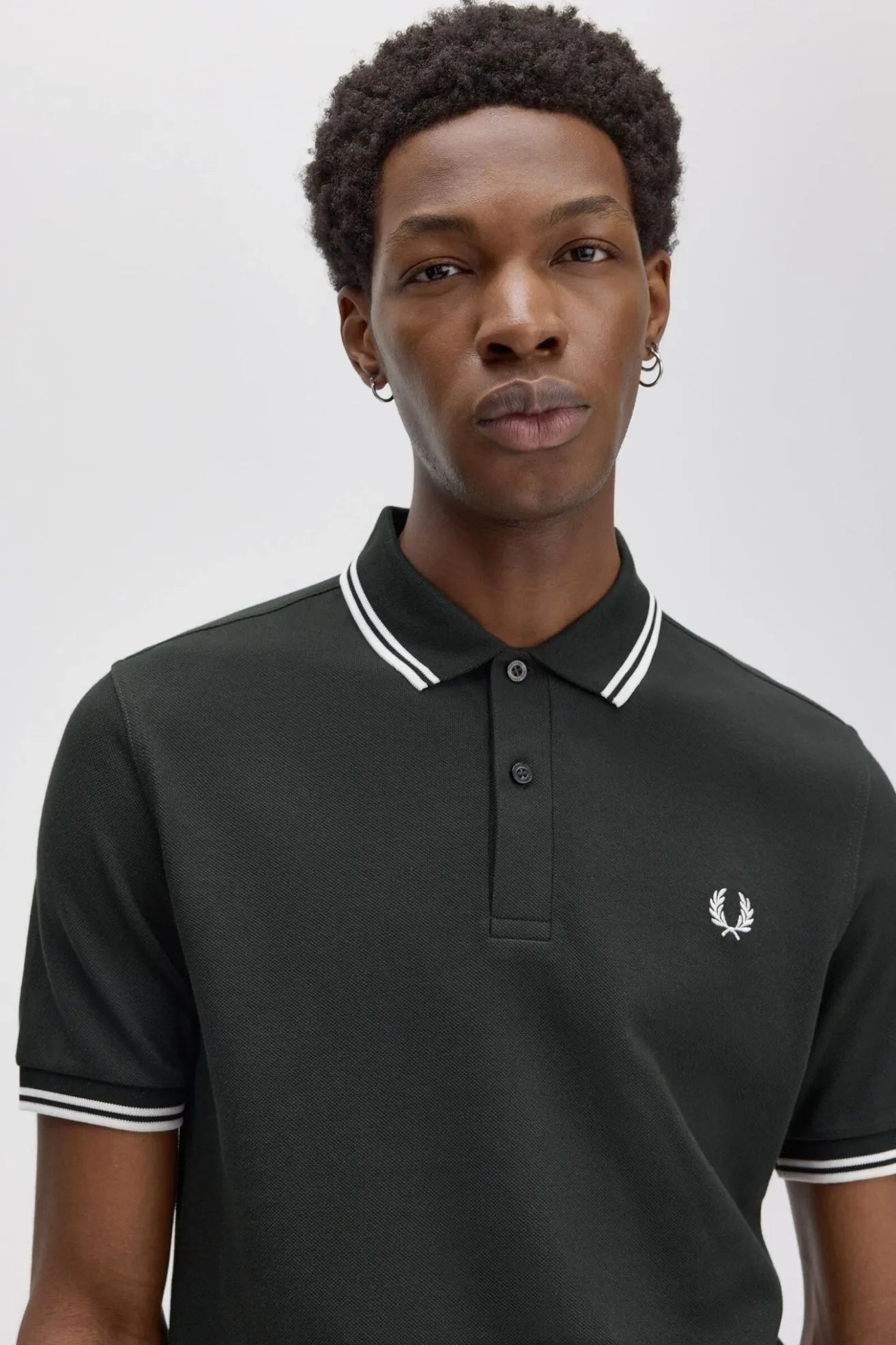 Fred Perry Polo M3600 Hombre T50 Verde Ribetes Blancos Who killed Bambi?