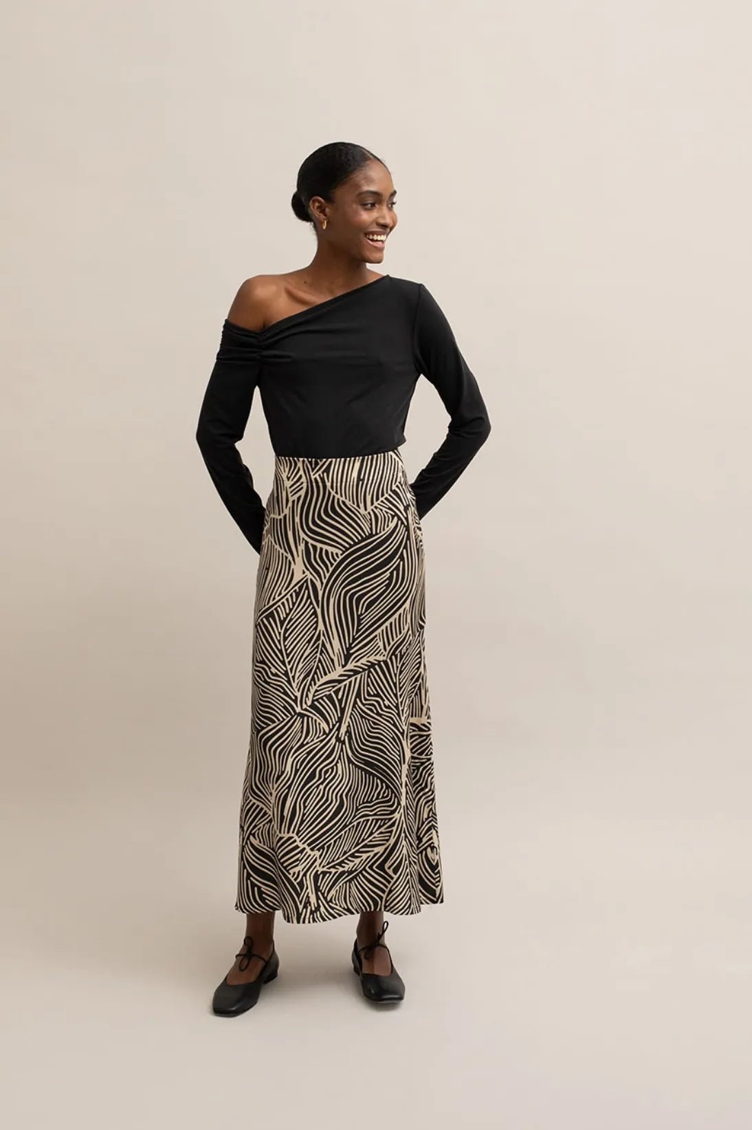 Mus Bombon Camiseta Mujer Asimétrica Guayas Negra Who killed Bambi?