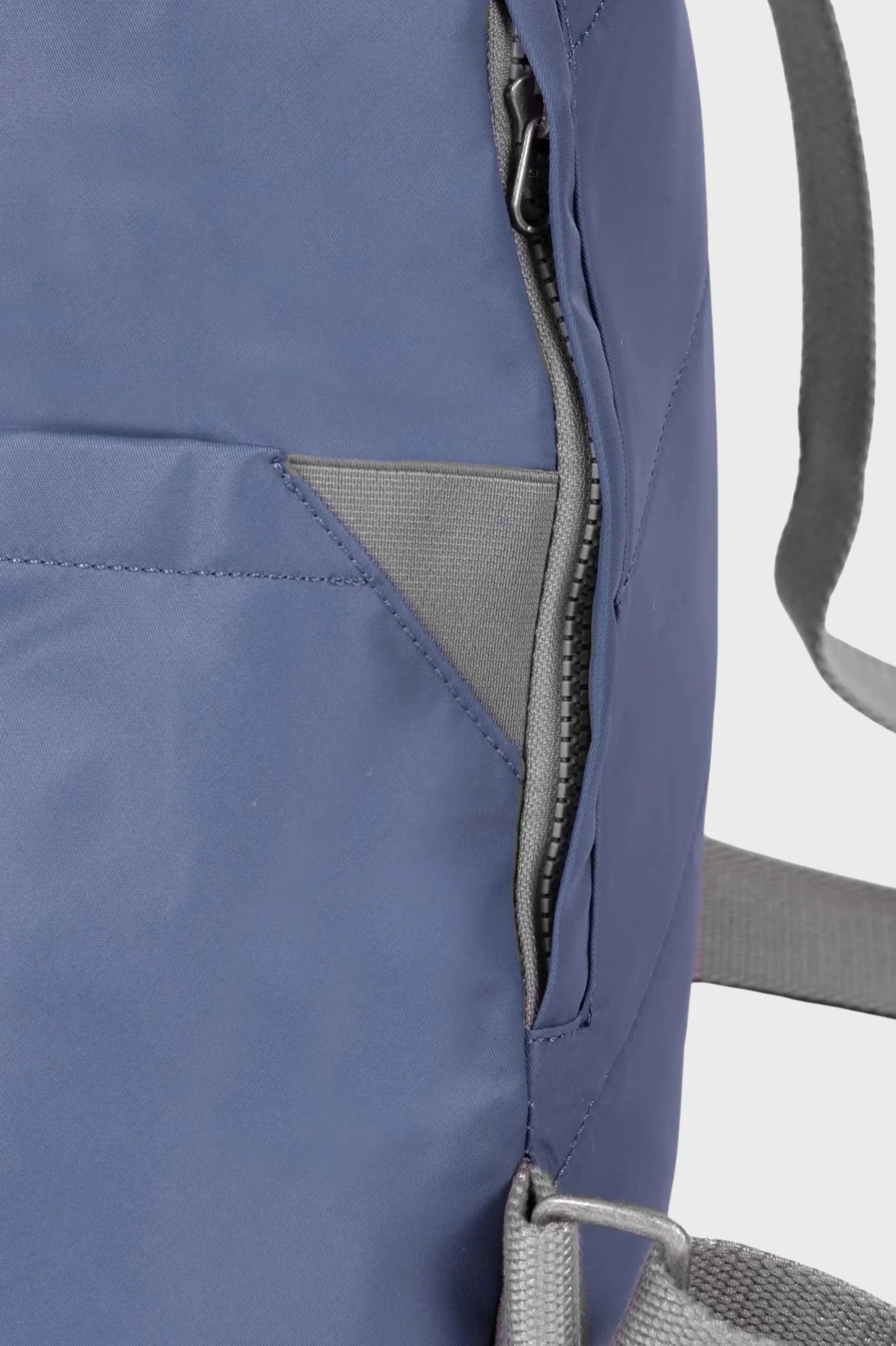 Roka London Mochila Canfield B Recycled Nylon Airforce Small Who killed Bambi?