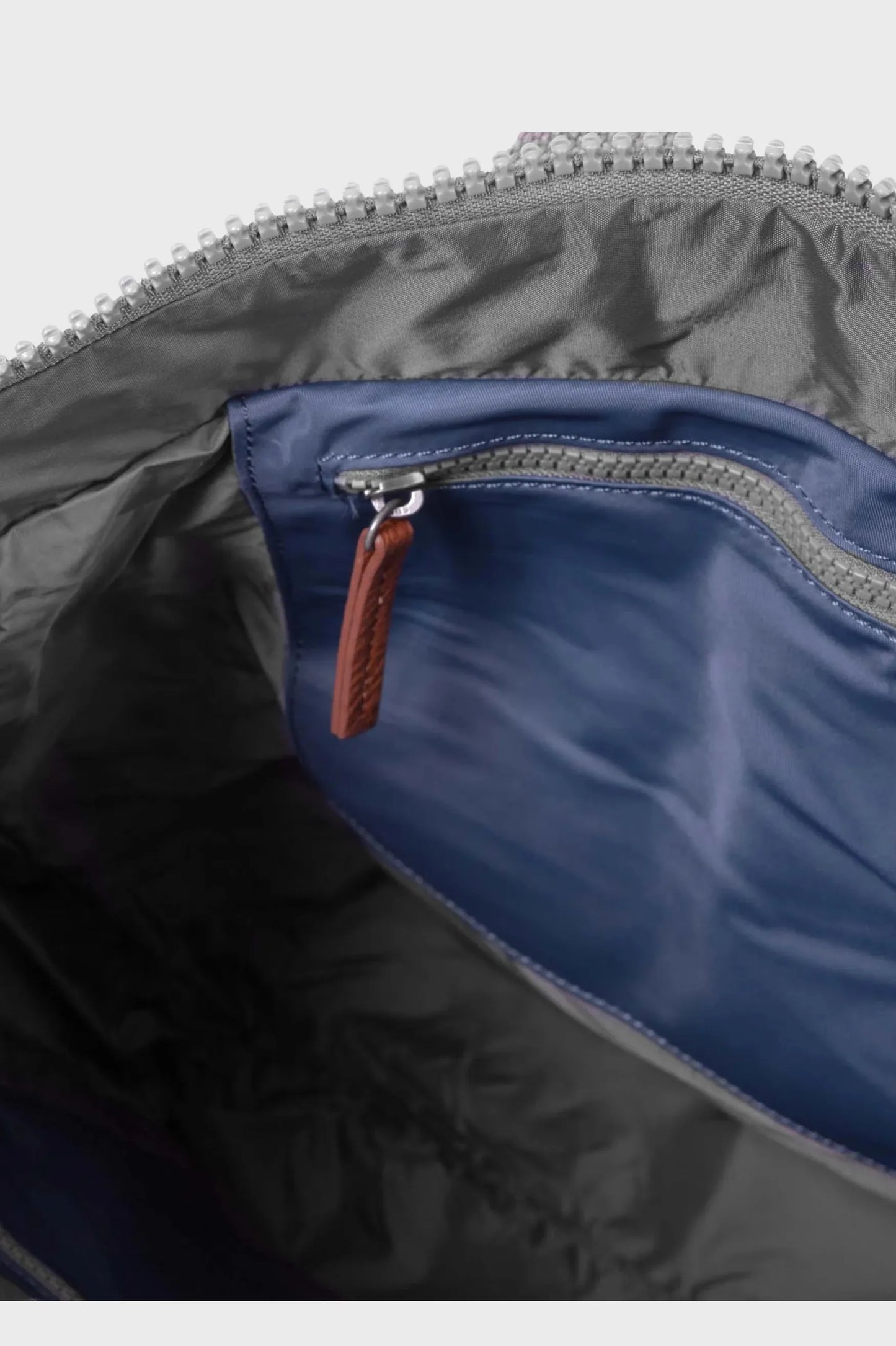 Roka London Mochila Canfield B Recycled Nylon Airforce Medium Who killed Bambi?