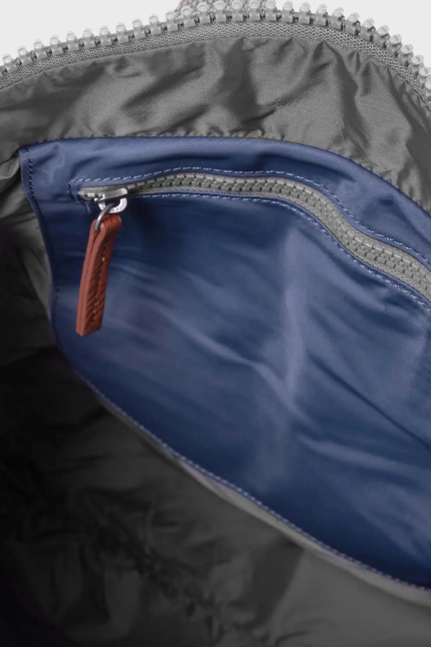 Roka London Mochila Canfield B Recycled Nylon Airforce Small Who killed Bambi?