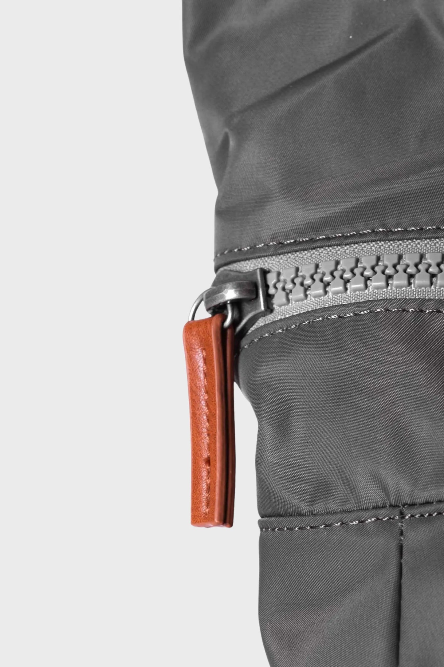 Roka London Mochila Canfield B Recycled Nylon Small Gris Who killed Bambi?