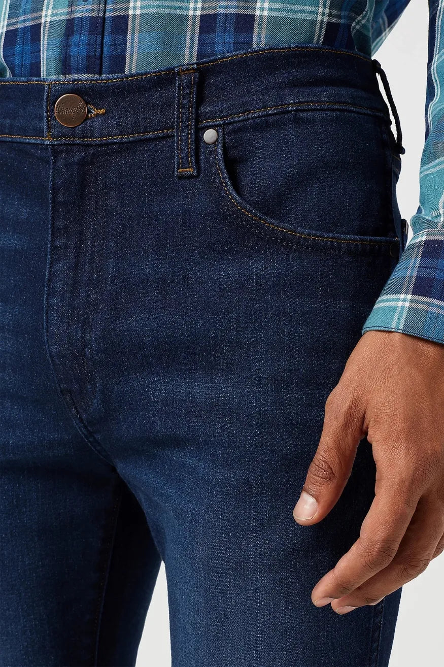 Wrangler Pantalón Vaquero Hombre Larston Azul Night Shade Who killed Bambi?