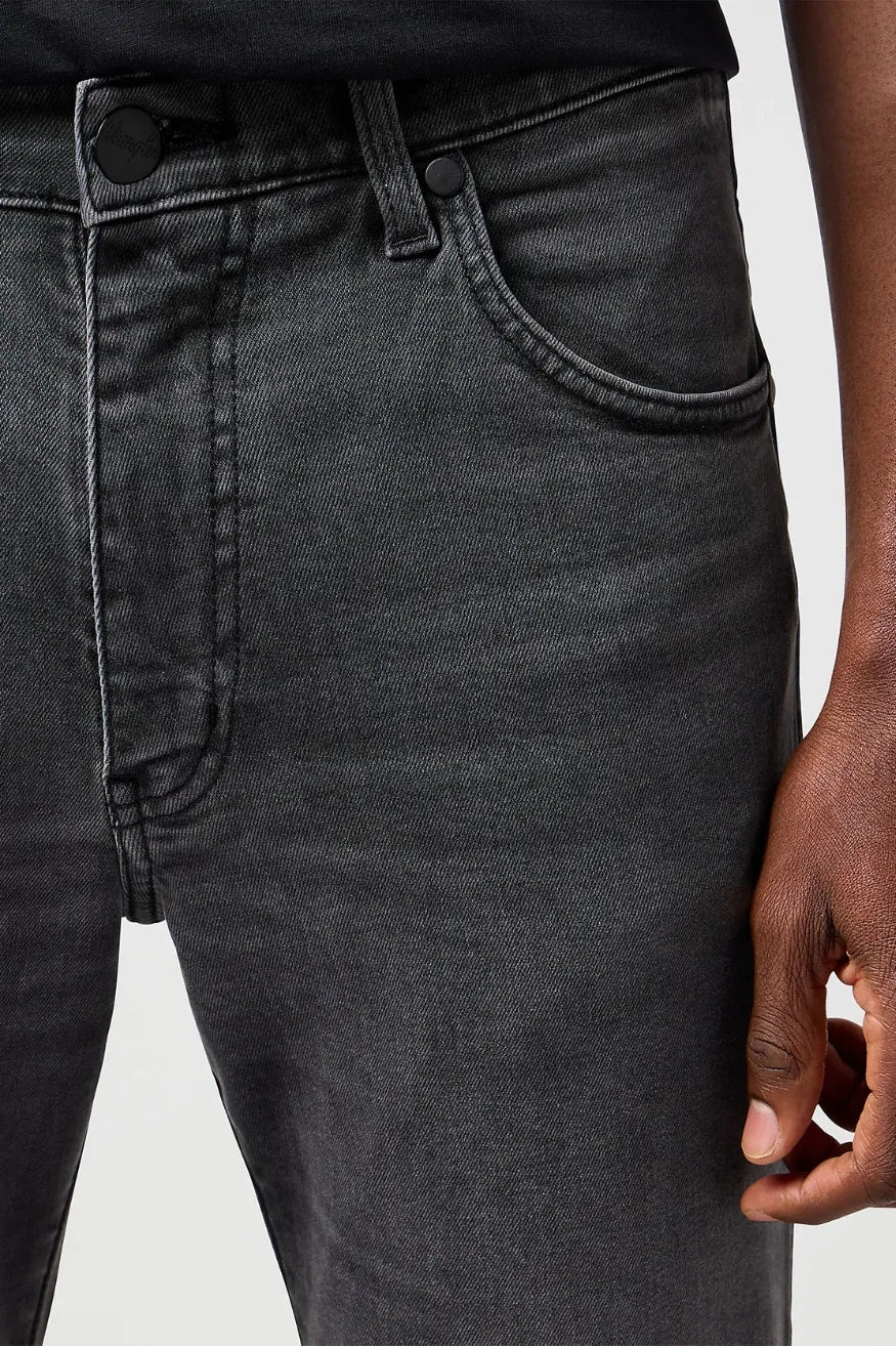 Wrangler Pantalón Vaquero Hombre Larston Gris Whispered Who killed Bambi?