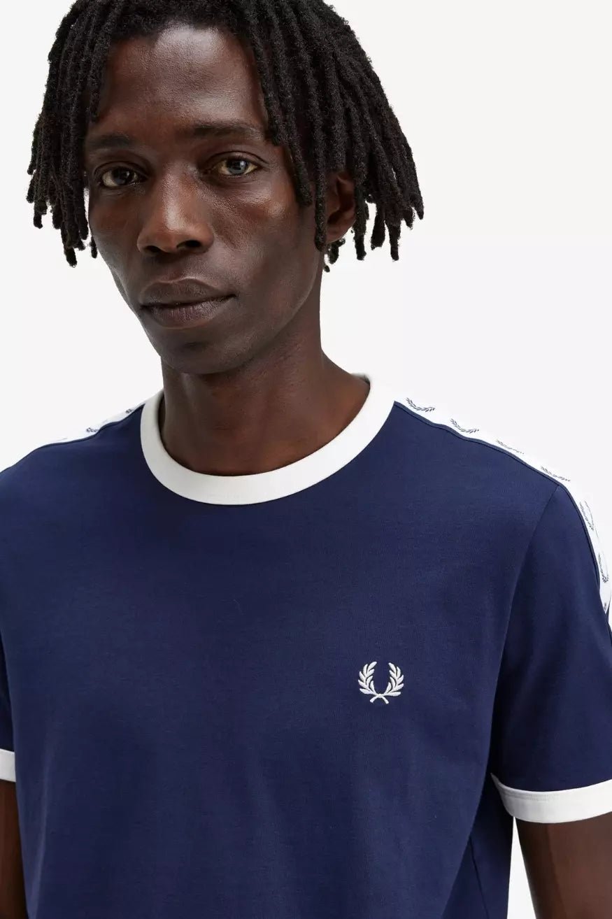 Fred Perry Camiseta Hombre Banda M620 Azul Who killed Bambi?