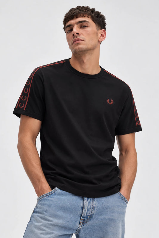 Fred Perry Camiseta Hombre Cinta Negra 50C Who killed Bambi?