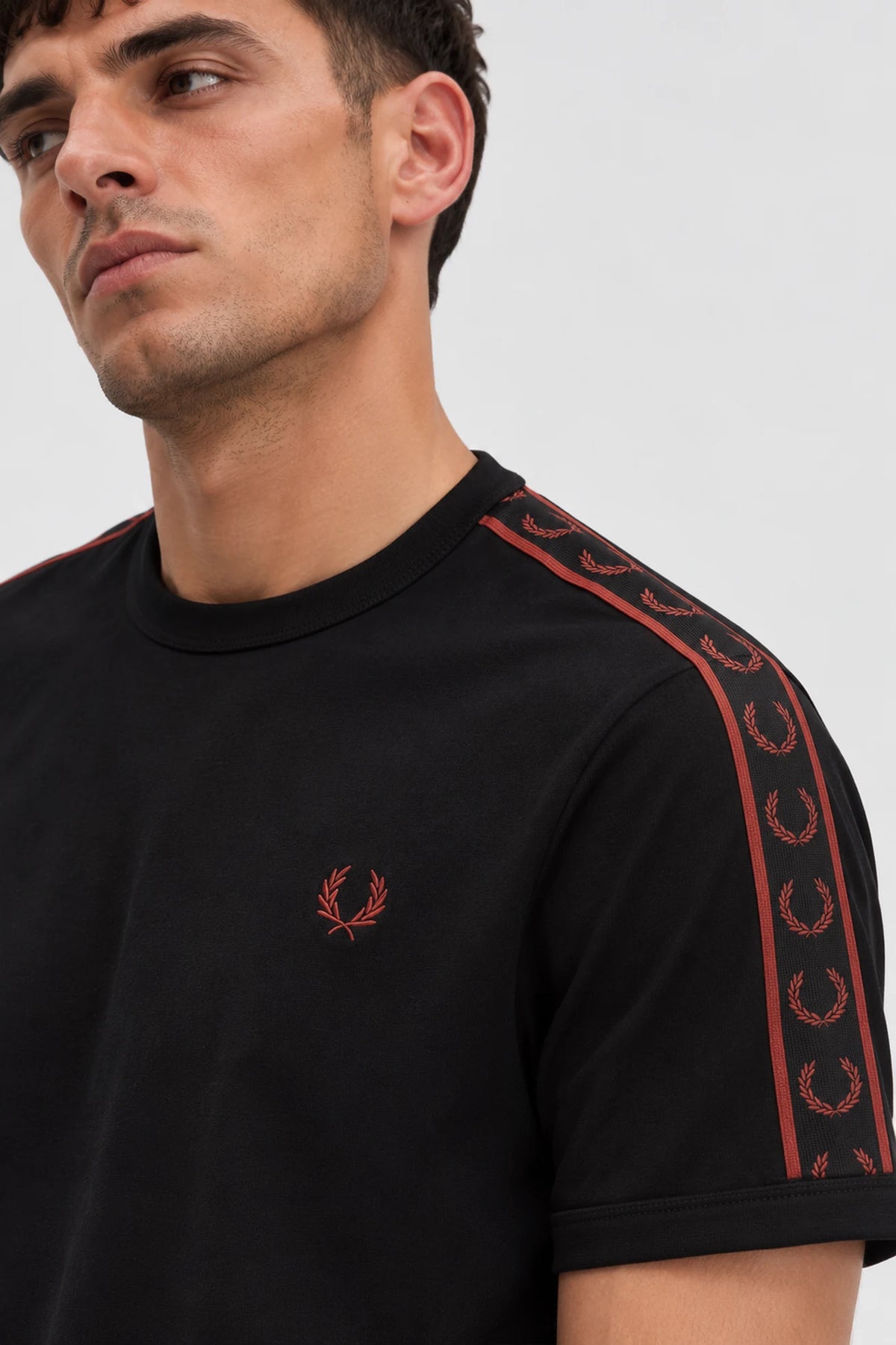 Fred Perry Camiseta Hombre Cinta Negra 50C Who killed Bambi?