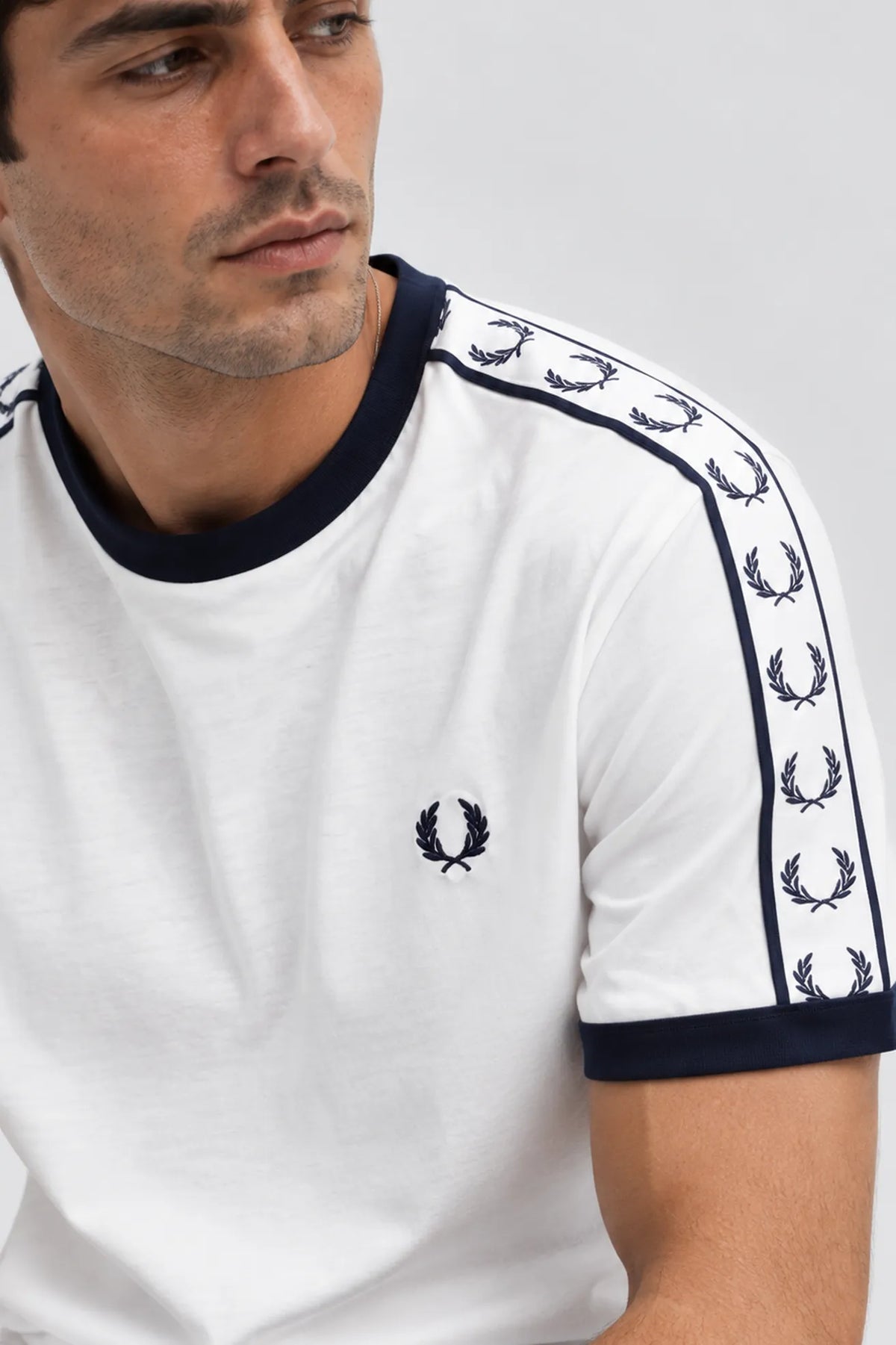 Fred Perry Camiseta Hombre M4620 Cinta Blanca Who killed Bambi?