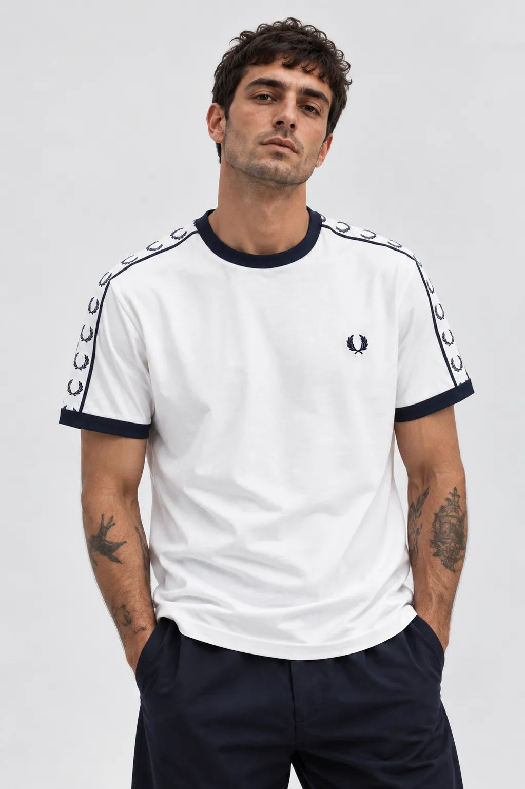 Fred Perry Camiseta Hombre M4620 Cinta Blanca Who killed Bambi?