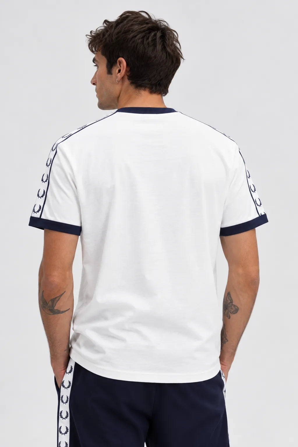 Fred Perry Camiseta Hombre M4620 Cinta Blanca Who killed Bambi?