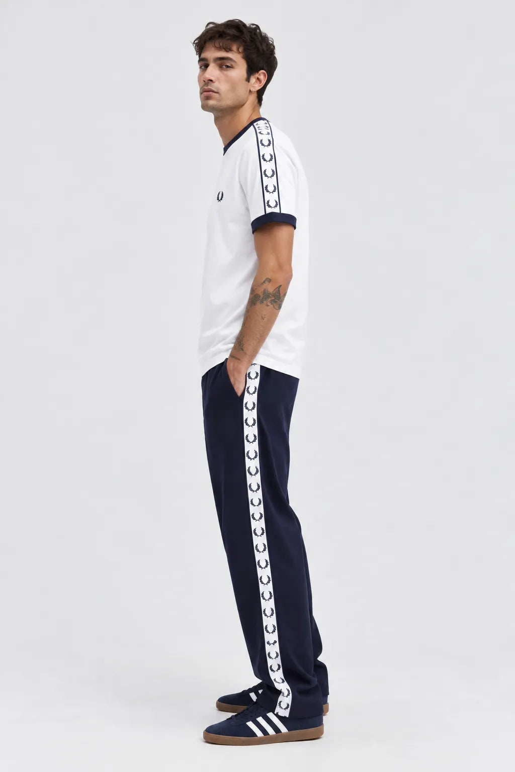 Fred Perry Camiseta Hombre M4620 Cinta Blanca Who killed Bambi?