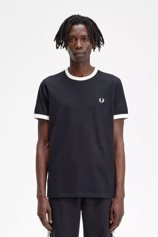 Fred Perry Camiseta Hombre M4620 Cinta Negra Who killed Bambi?