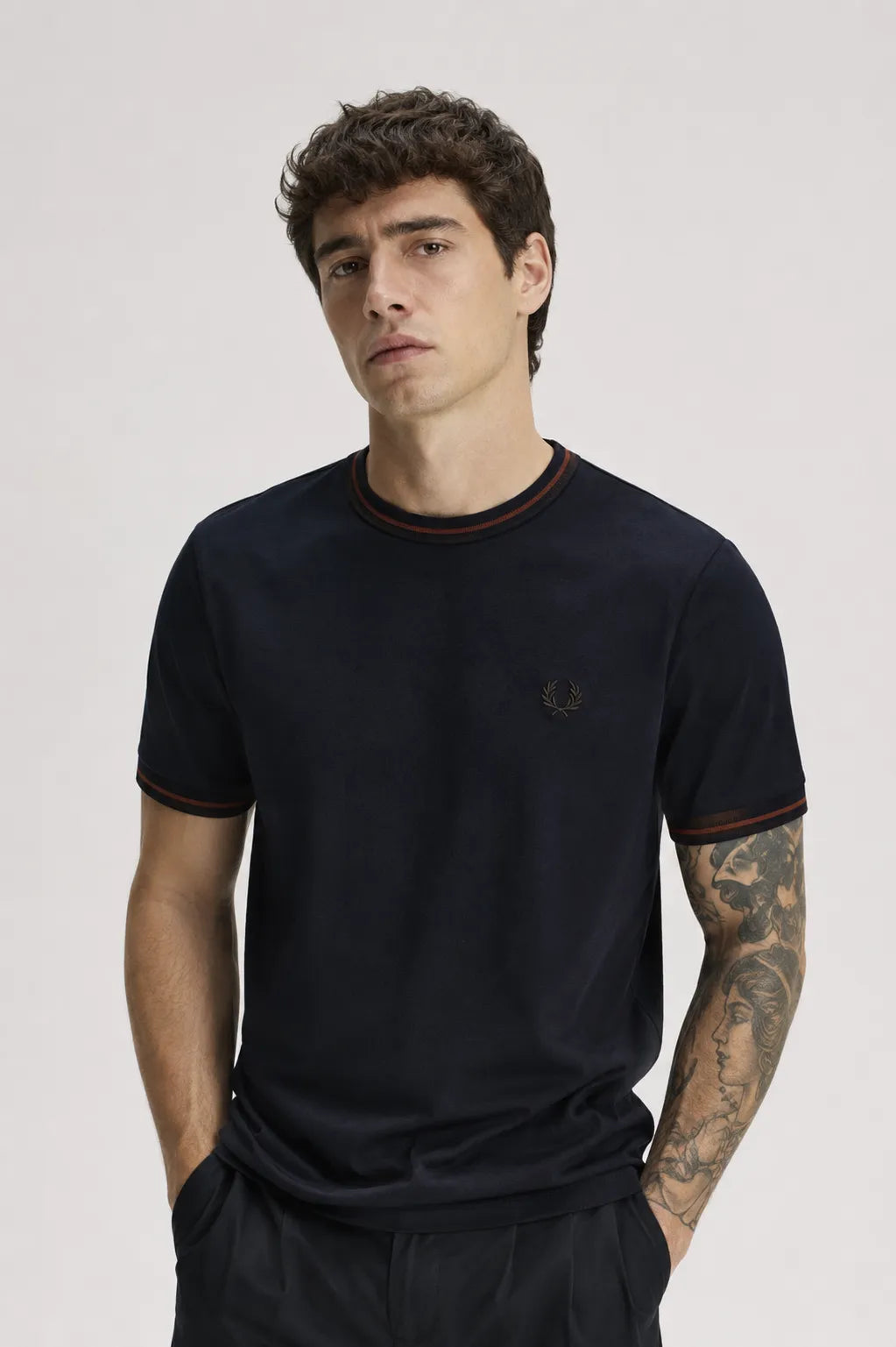 Fred Perry Camiseta Hombre Ribetes Azul 75C Who killed Bambi?