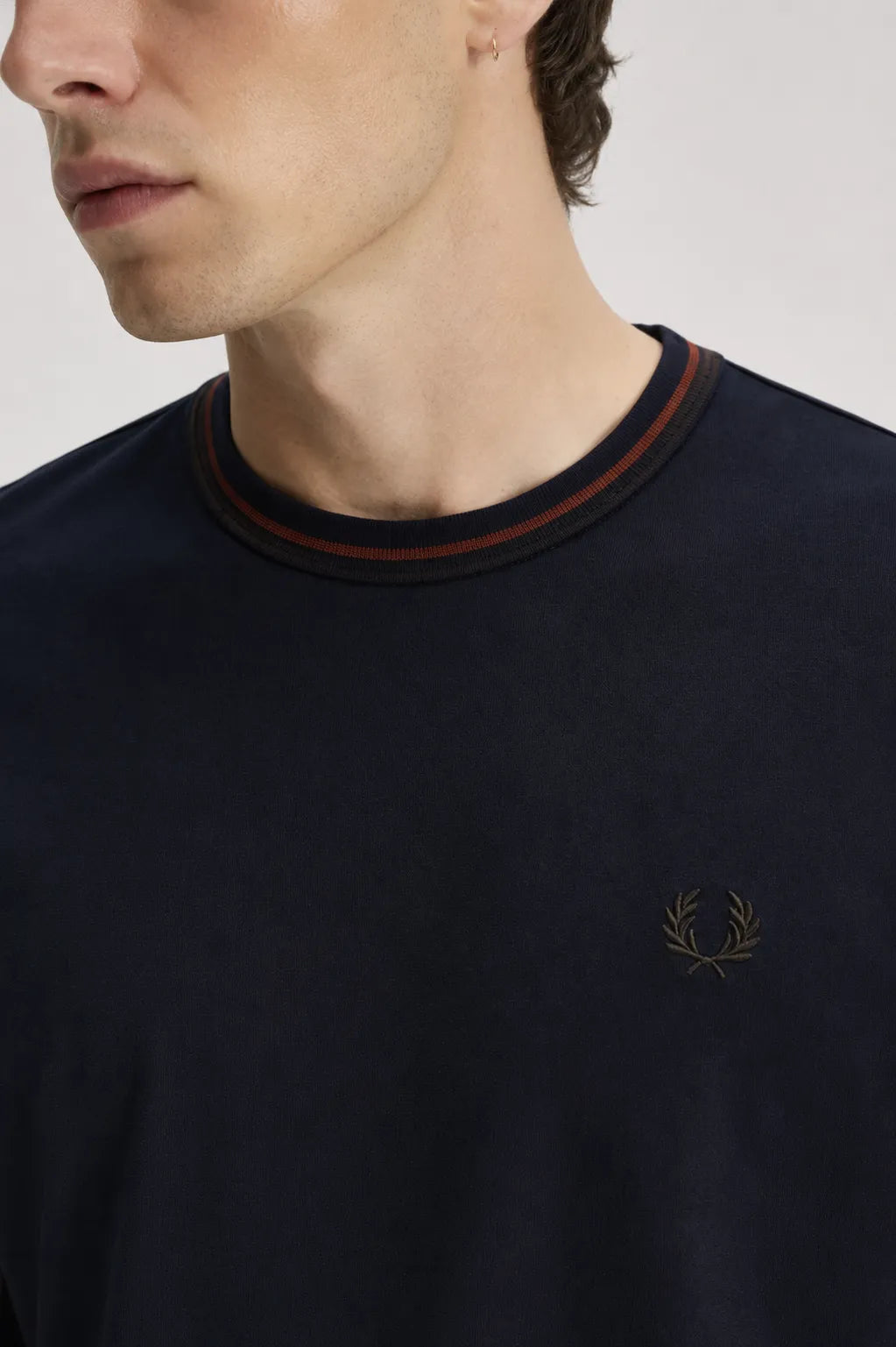 Fred Perry Camiseta Hombre Ribetes Azul 75C Who killed Bambi?