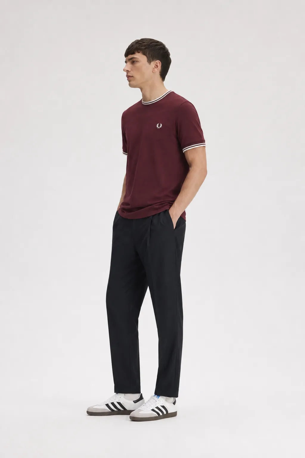 Fred Perry Camiseta Hombre Ribetes Burdeos 64A Who killed Bambi?