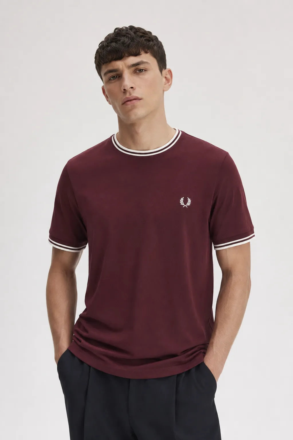 Fred Perry Camiseta Hombre Ribetes Burdeos 64A Who killed Bambi?