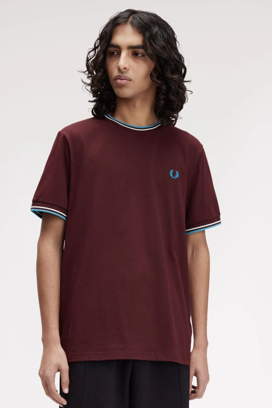 Fred Perry Camiseta Hombre Ribetes Burdeos Z63 Who killed Bambi?