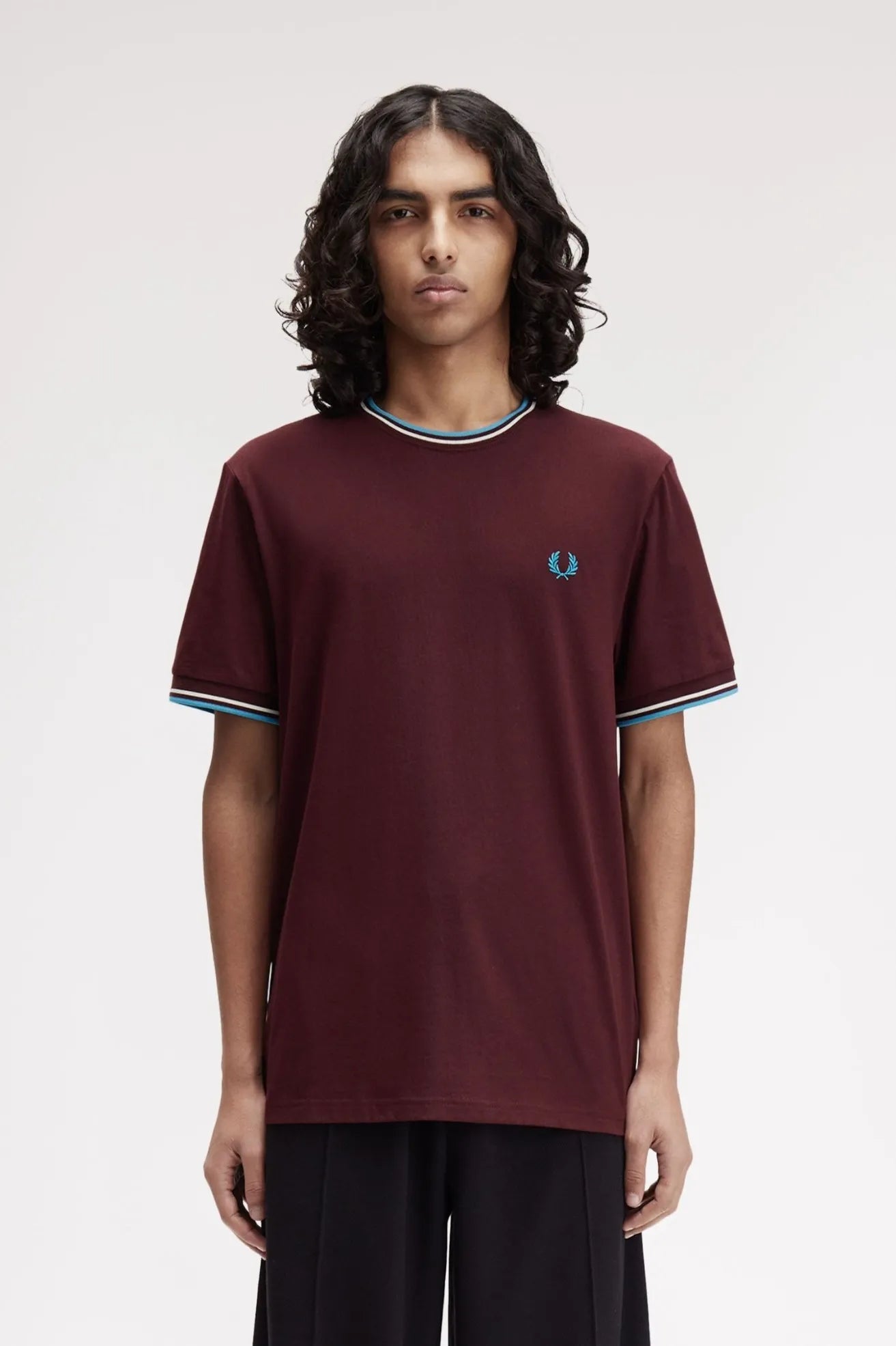 Fred Perry Camiseta Hombre Ribetes Burdeos Z63 Who killed Bambi?