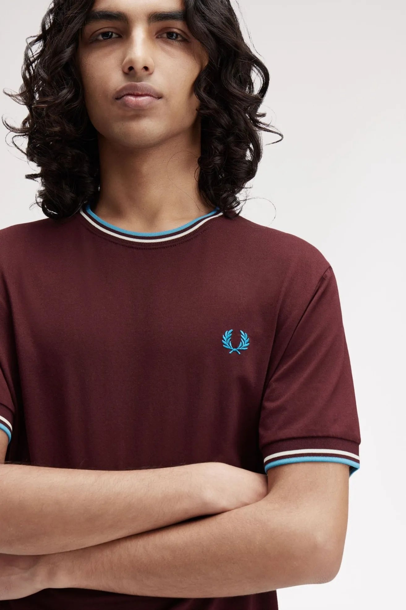 Fred Perry Camiseta Hombre Ribetes Burdeos Z63 Who killed Bambi?