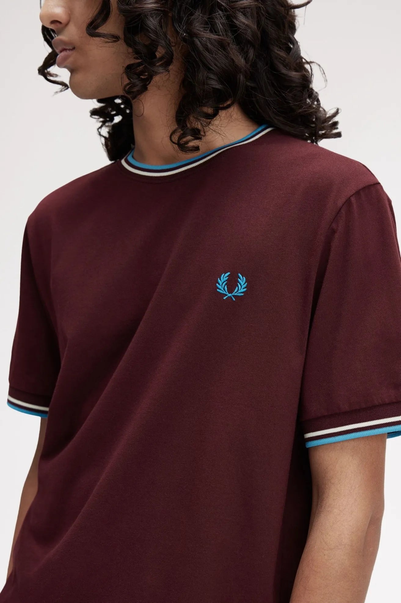 Fred Perry Camiseta Hombre Ribetes Burdeos Z63 Who killed Bambi?