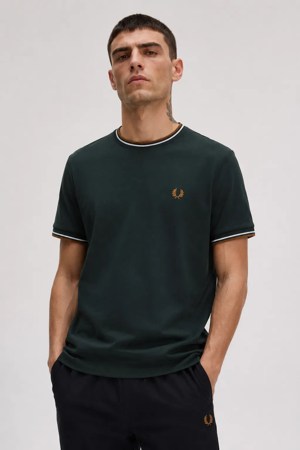 Fred Perry Camiseta Hombre Ribetes Verde 78C Who killed Bambi?